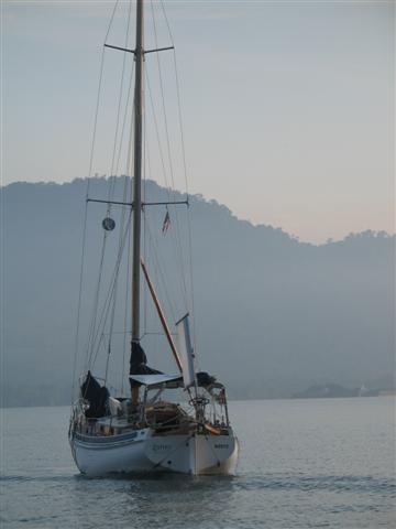 21. července 2008: Lumut Dřevěný Pateke, Bristol Channel Cutter, sesterská loď Tailesinu L&L Pardeyových